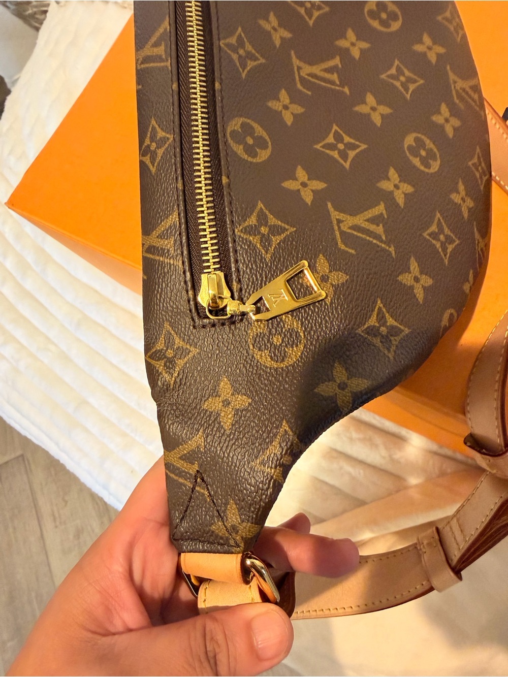 Louis Vuitton Bumbag in Monogram Canvas - Picture 14 of 16